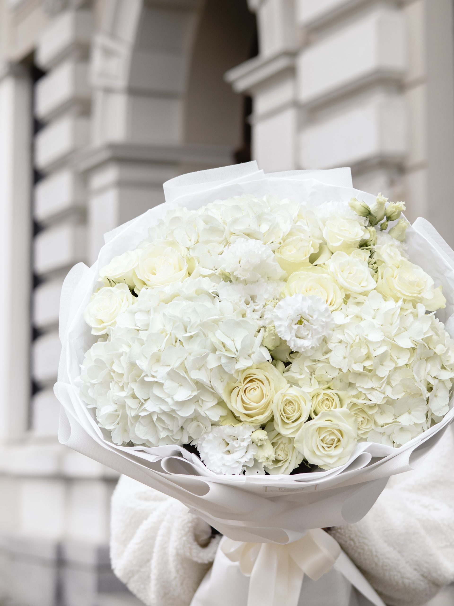 Букет Грация No. 335 - Създаден с внимание към детайла, букетът “Грация” съчетава, доставка в София, снимка 2