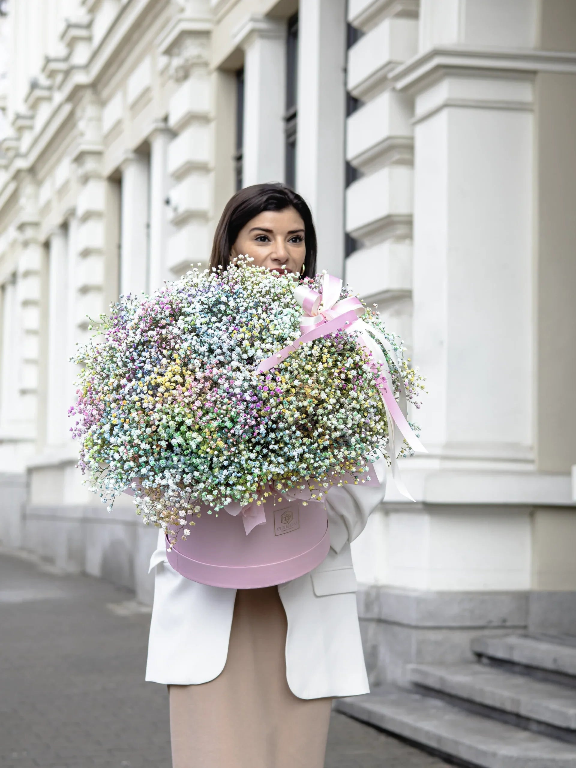 Кутия с гипсофил Rainbow Nо. 342 - Ефирена, лека и запомняща се – тази голяма кутия от разноцветен, доставка в София