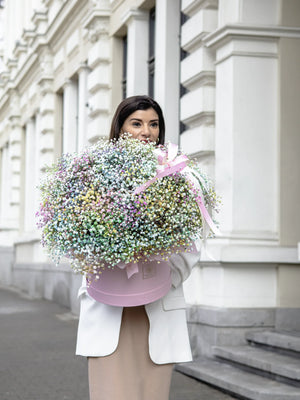 Кутия с гипсофил Rainbow Nо. 342 - Ефирена, лека и запомняща се – тази голяма кутия от разноцветен, доставка в София