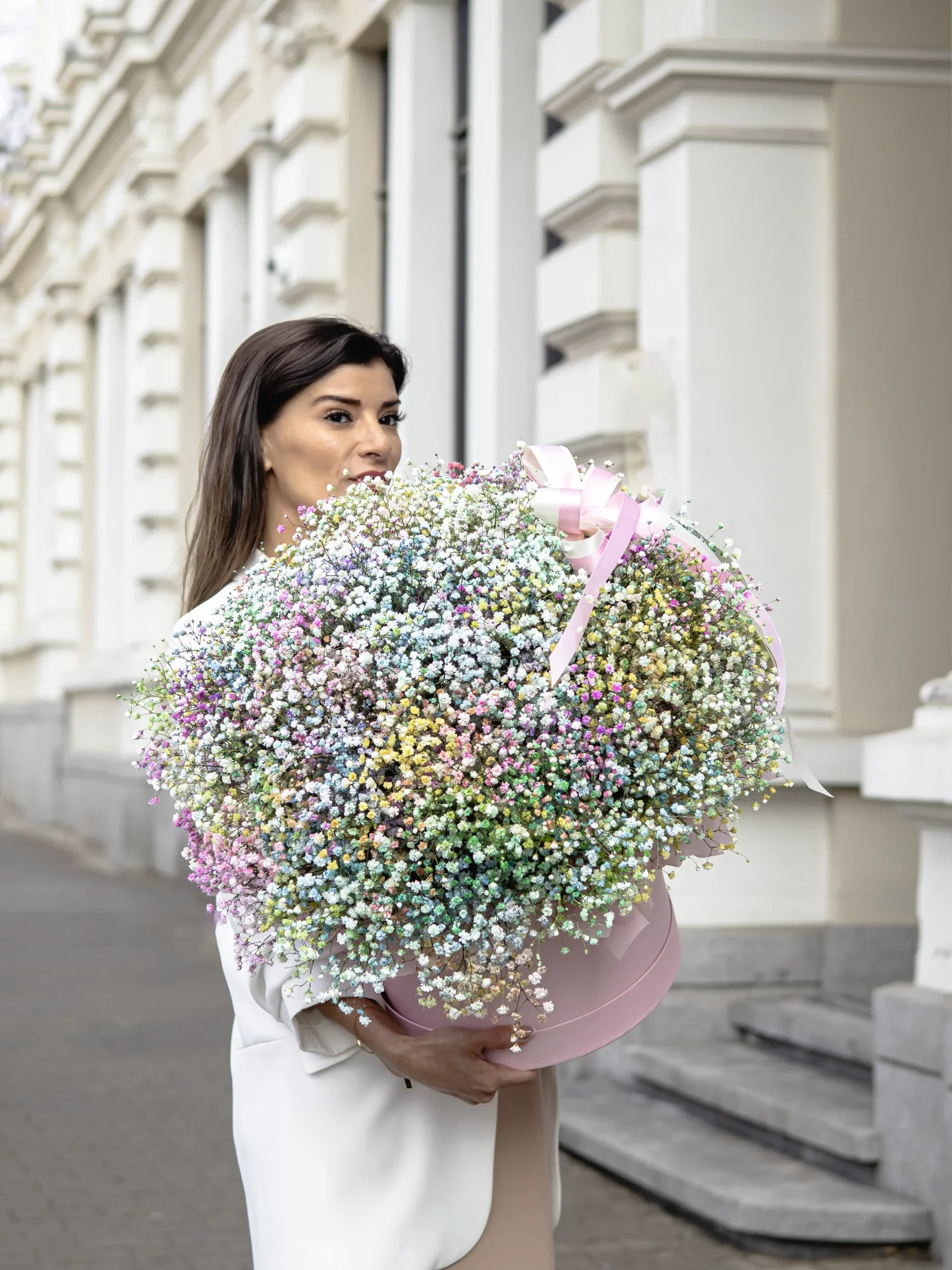 Кутия с гипсофил Rainbow Nо. 342 - Ефирена, лека и запомняща се – тази голяма кутия от разноцветен, доставка в София