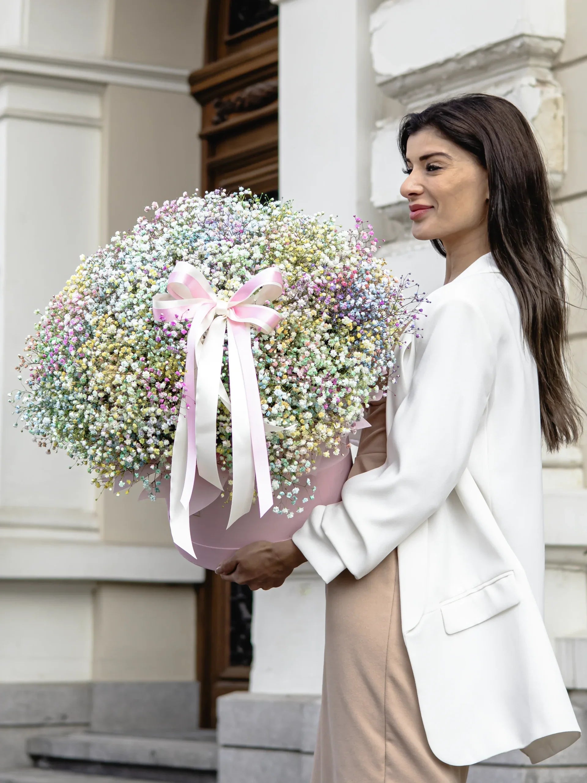 Кутия с гипсофил Rainbow Nо. 342 - Ефирена, лека и запомняща се – тази голяма кутия от разноцветен, доставка в София