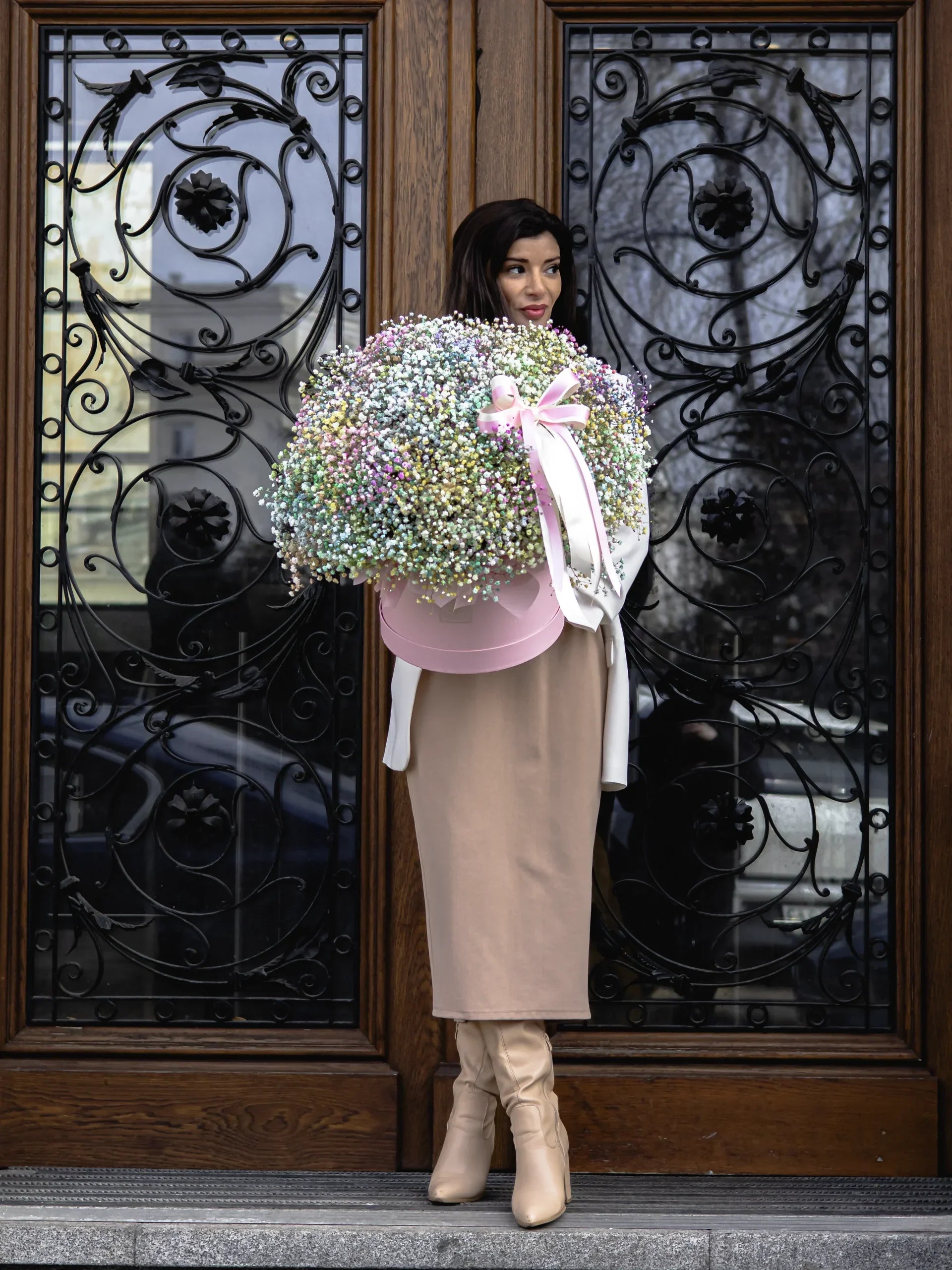 Кутия с гипсофил Rainbow Nо. 342 - Ефирена, лека и запомняща се – тази голяма кутия от разноцветен, доставка в София