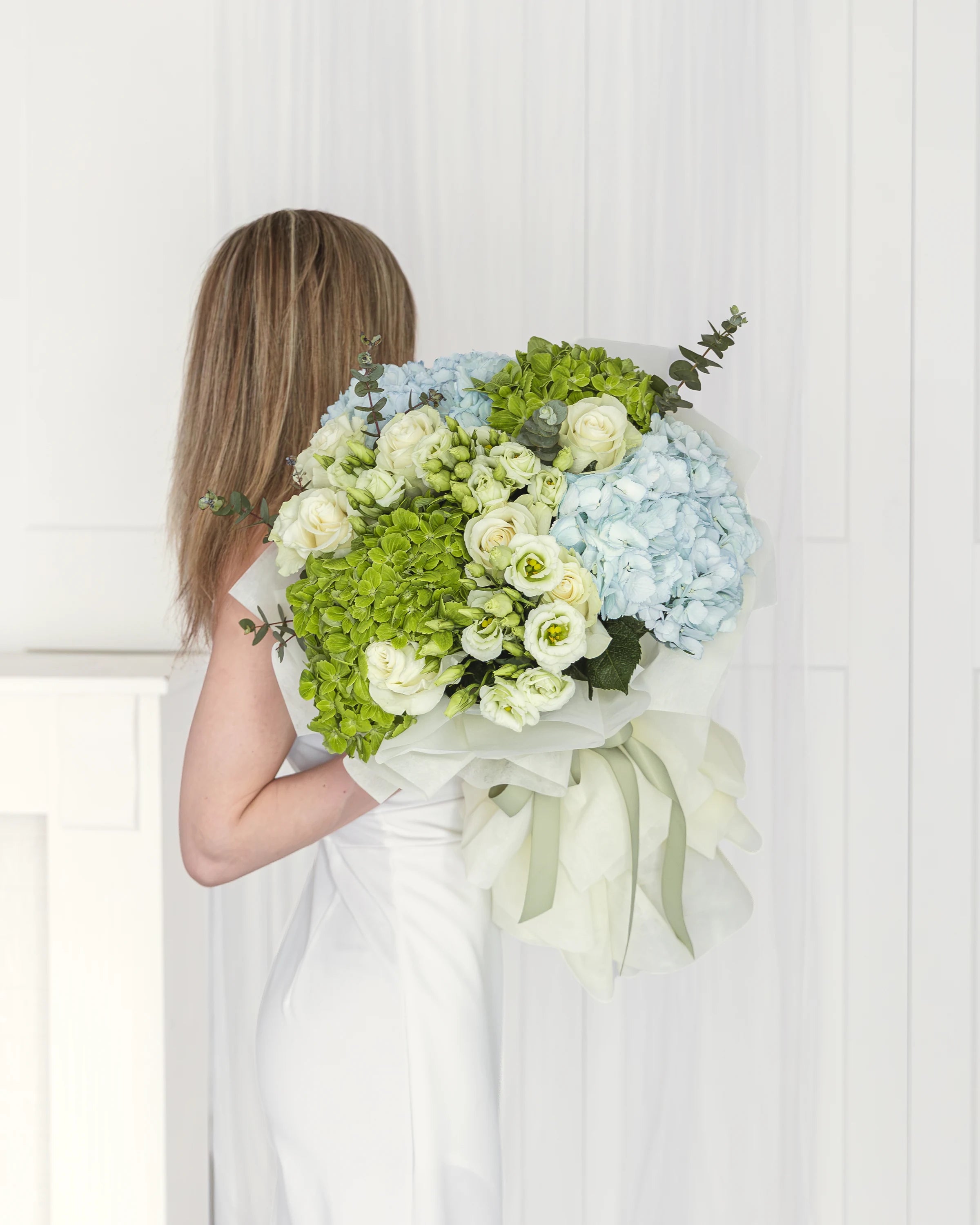 Букет с бели рози Liora от GEBOV Flowers, снимка 1
