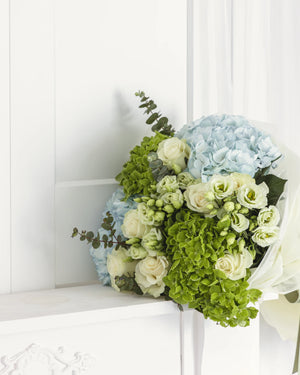 Букет с бели рози Liora от GEBOV Flowers, снимка 3