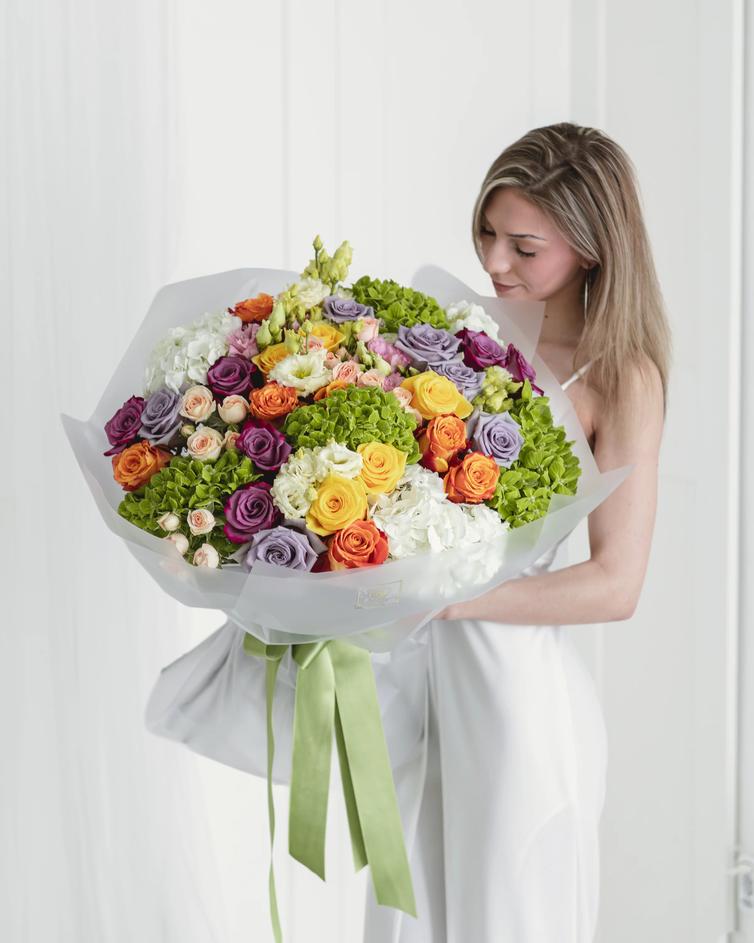 Букет с рози Dopamine DeLuxe от GEBOV Flowers, снимка 1