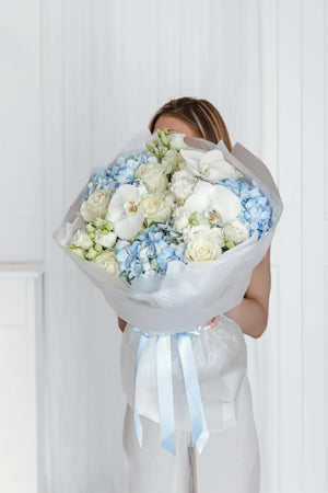 Букет с бели рози Lucera от GEBOV Flowers, снимка 2