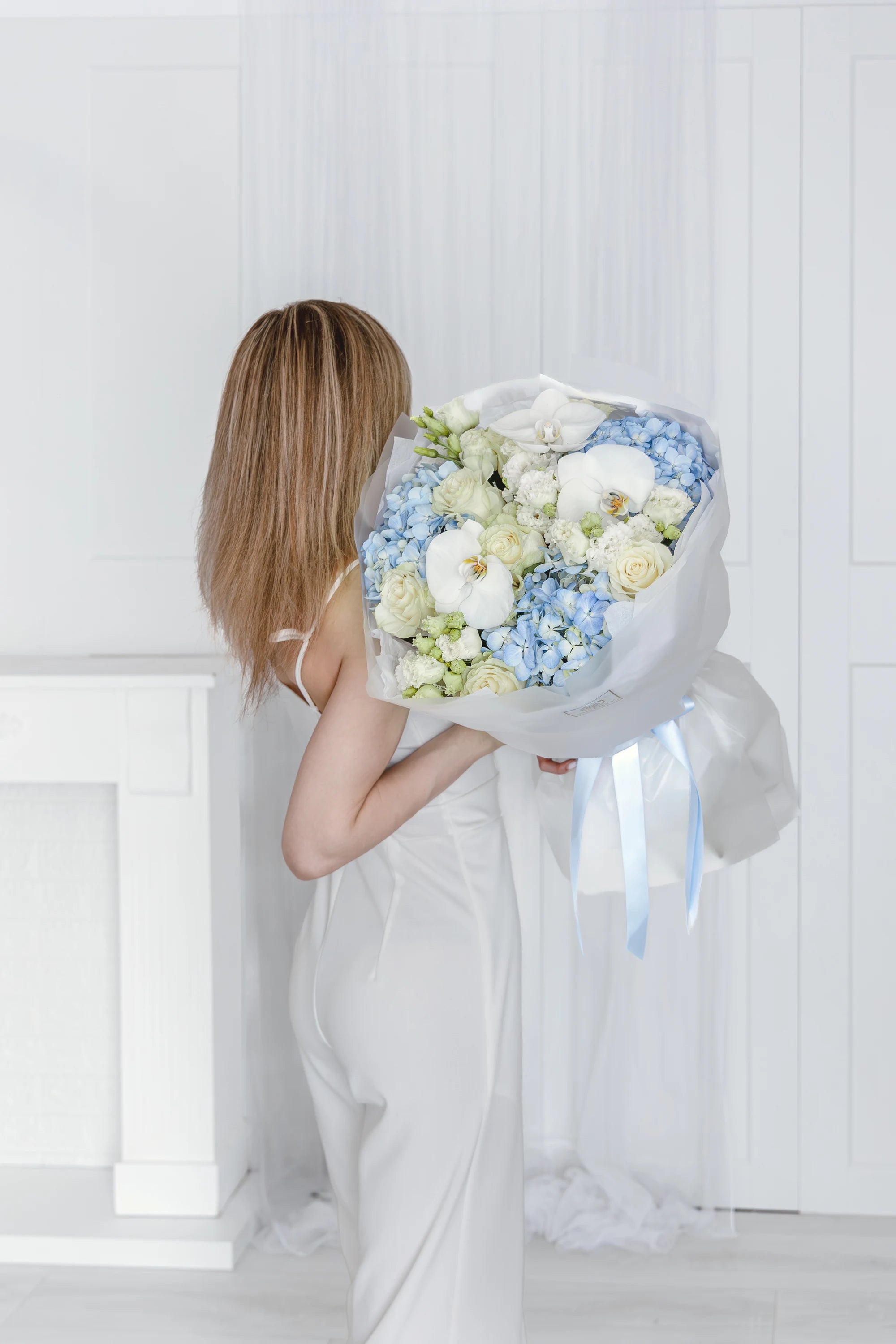 Букет с бели рози Lucera от GEBOV Flowers, снимка 3