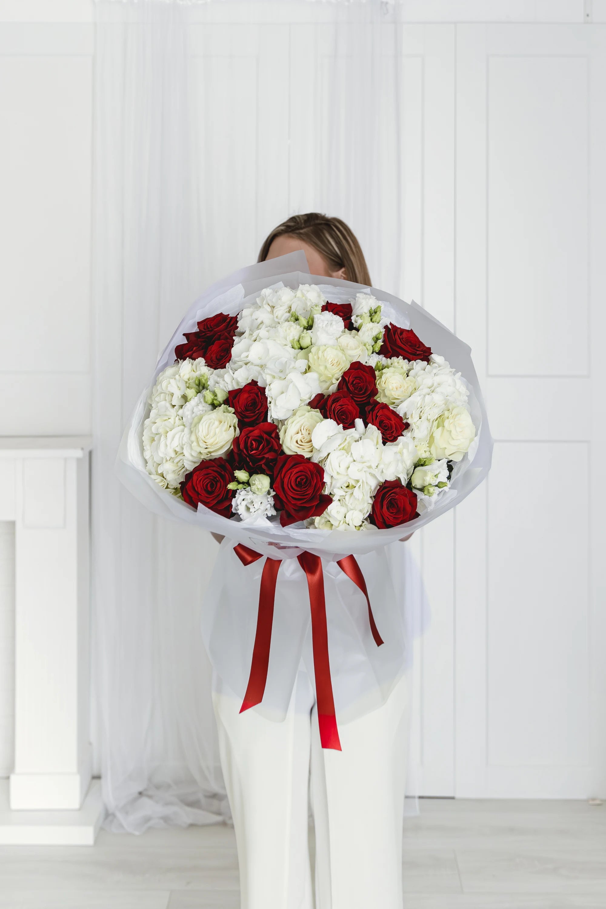 Букет с червени рози Velora Luxe от GEBOV Flowers, снимка 1