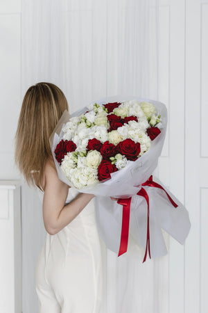 Букет с червени рози Velora Luxe от GEBOV Flowers, снимка 3