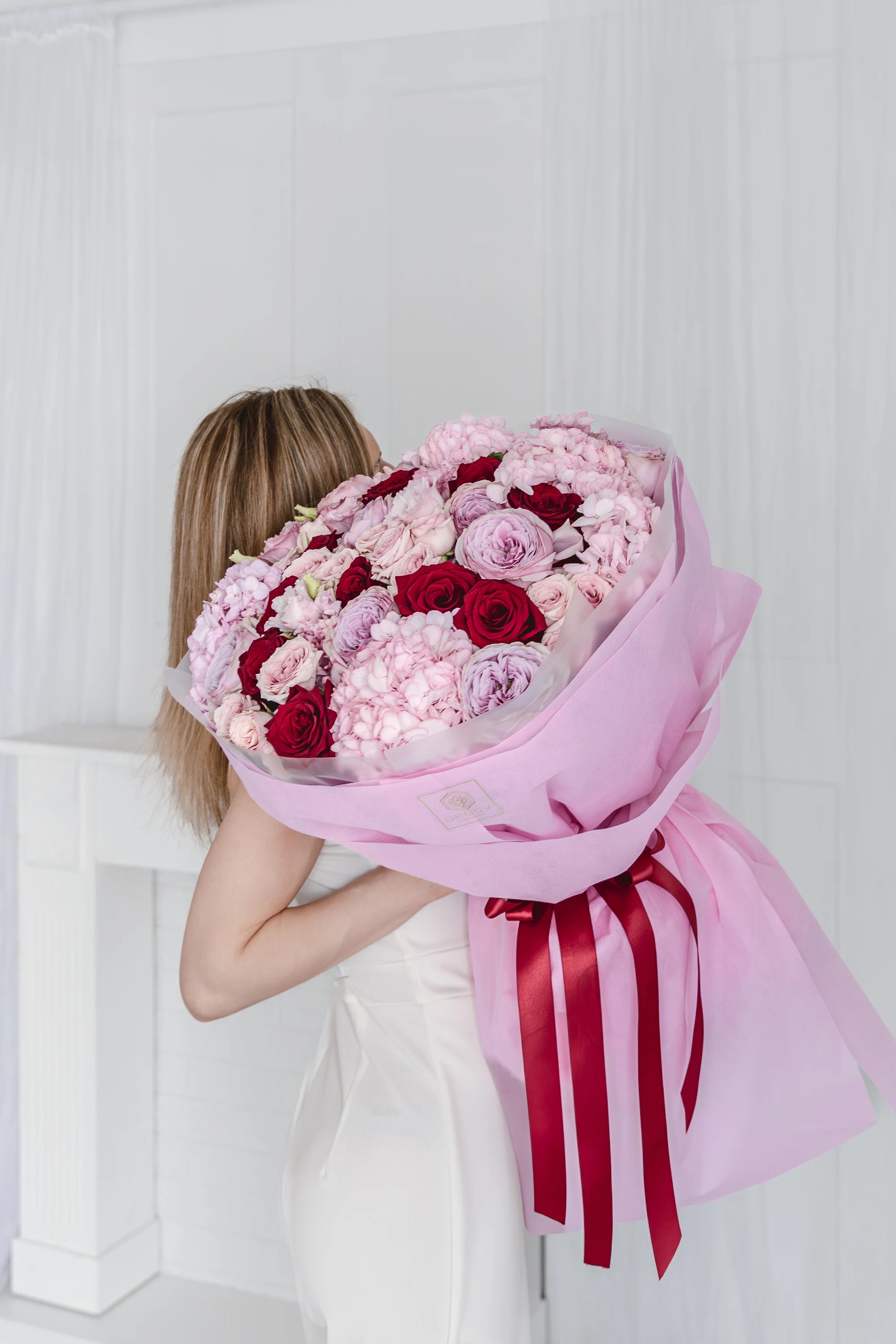 Букет с розови рози Saphir Luxe от GEBOV Flowers, снимка 3