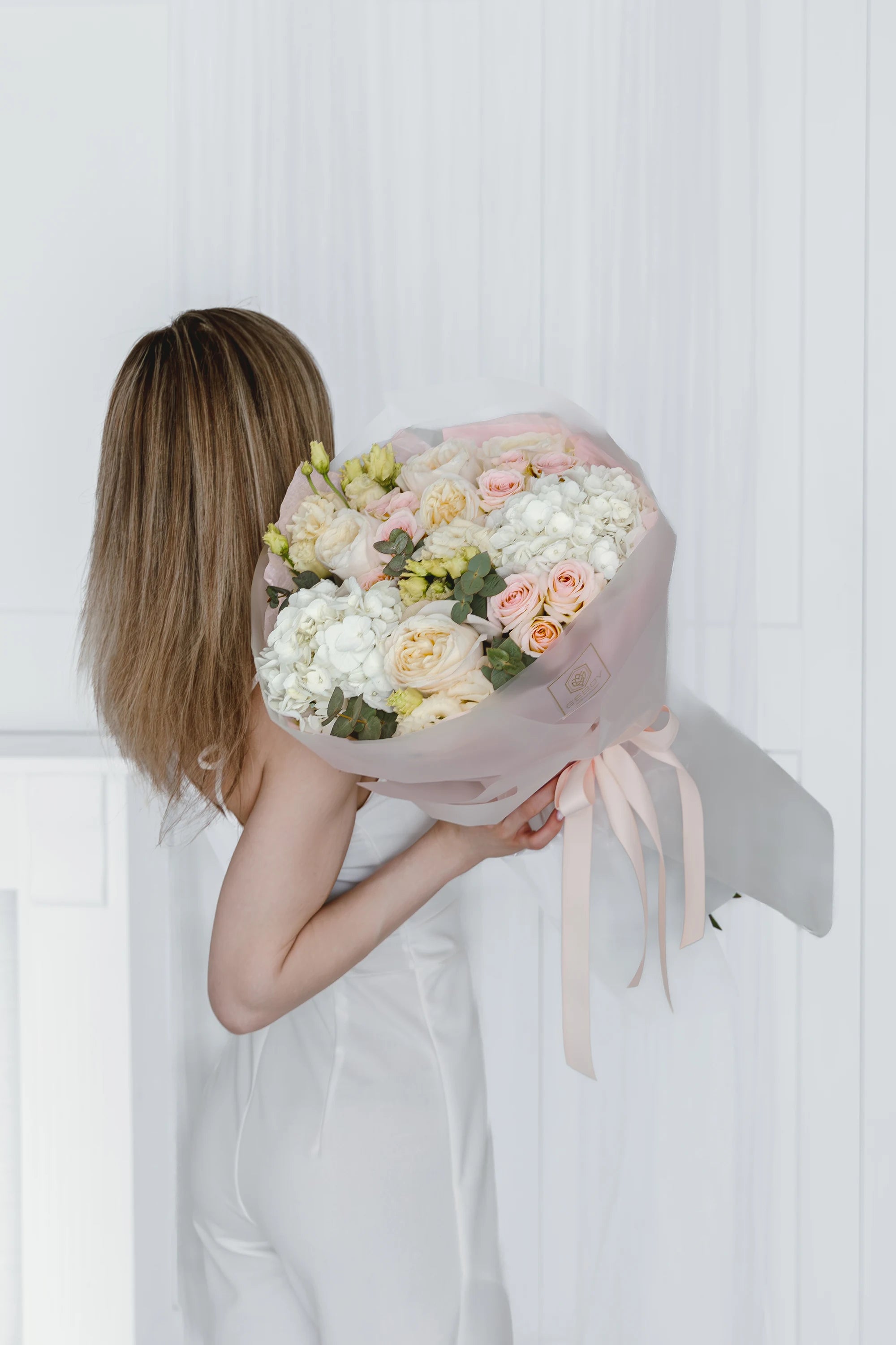 Букет с розови рози Lioré от GEBOV Flowers, снимка 2