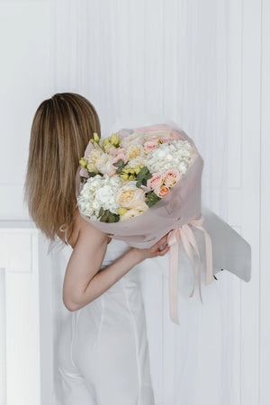 Букет с розови рози Lioré от GEBOV Flowers, снимка 2
