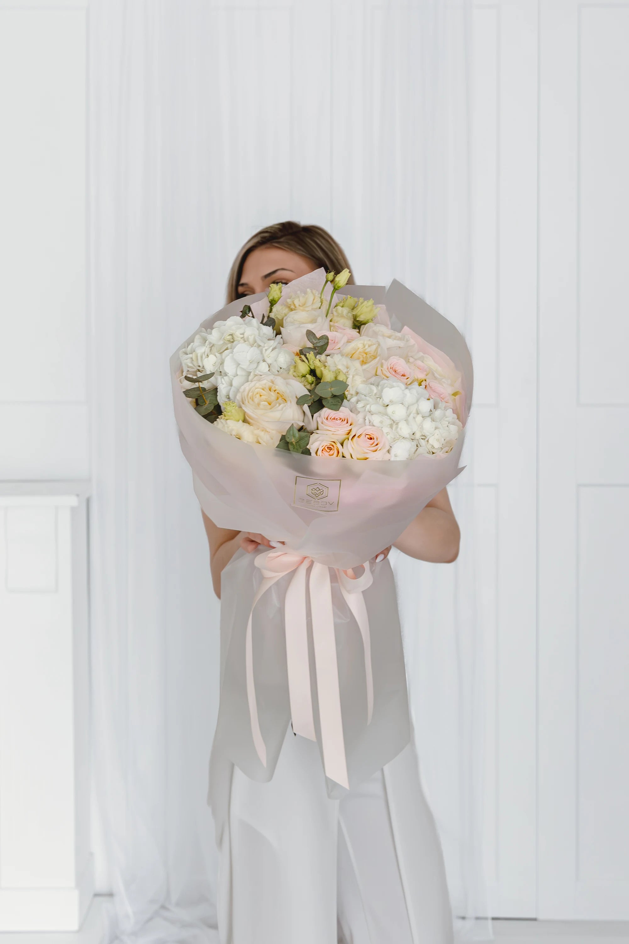 Букет с розови рози Lioré от GEBOV Flowers, снимка 3
