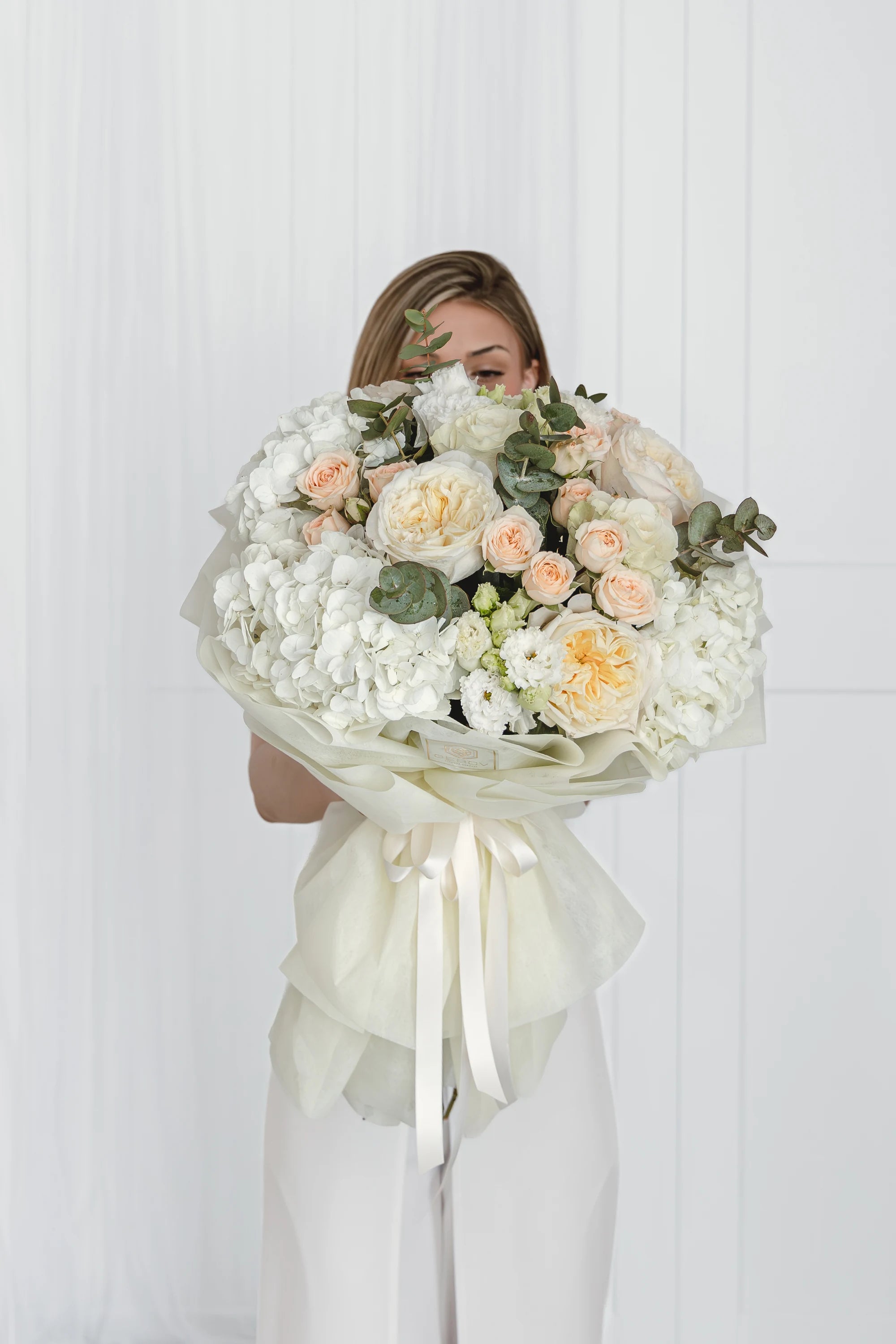 Букет с бели рози Bellora от GEBOV Flowers, снимка 1
