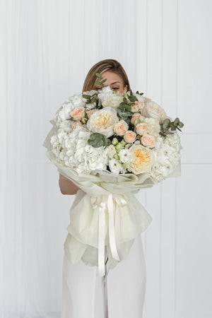 Букет с бели рози Bellora от GEBOV Flowers, снимка 1