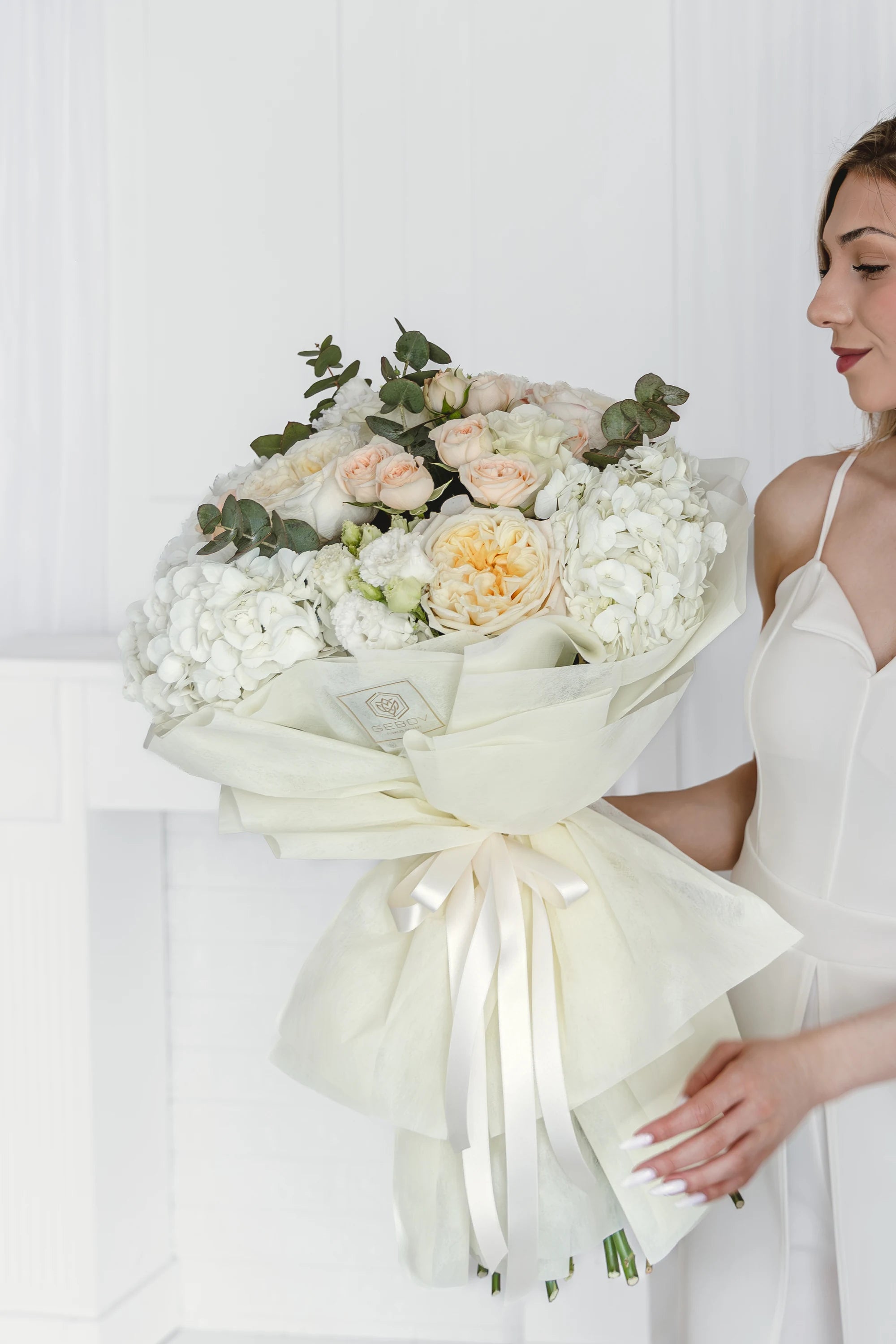 Букет с бели рози Bellora от GEBOV Flowers, снимка 3