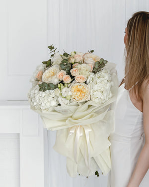 Букет с бели рози Bellora от GEBOV Flowers, снимка 4