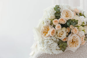 Букет с бели рози Bellora от GEBOV Flowers, снимка 5