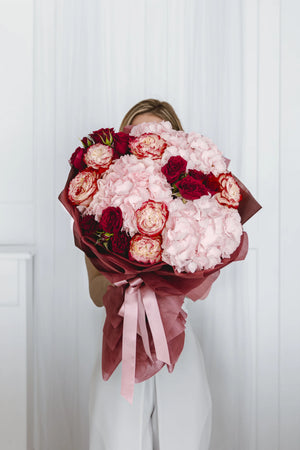 Букет с червени рози Velora Noir от GEBOV Flowers, снимка 1