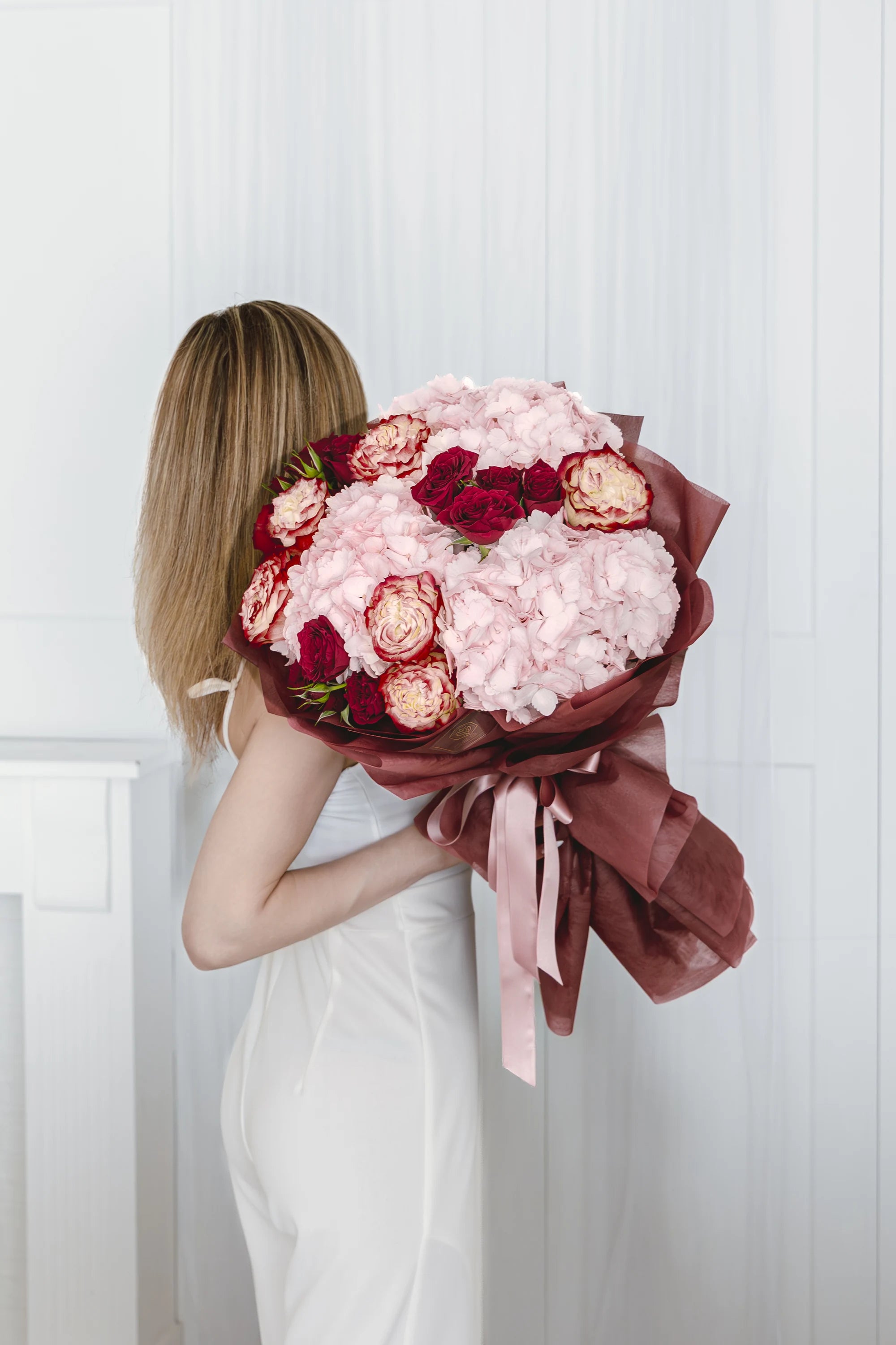 Букет с червени рози Velora Noir от GEBOV Flowers, снимка 2