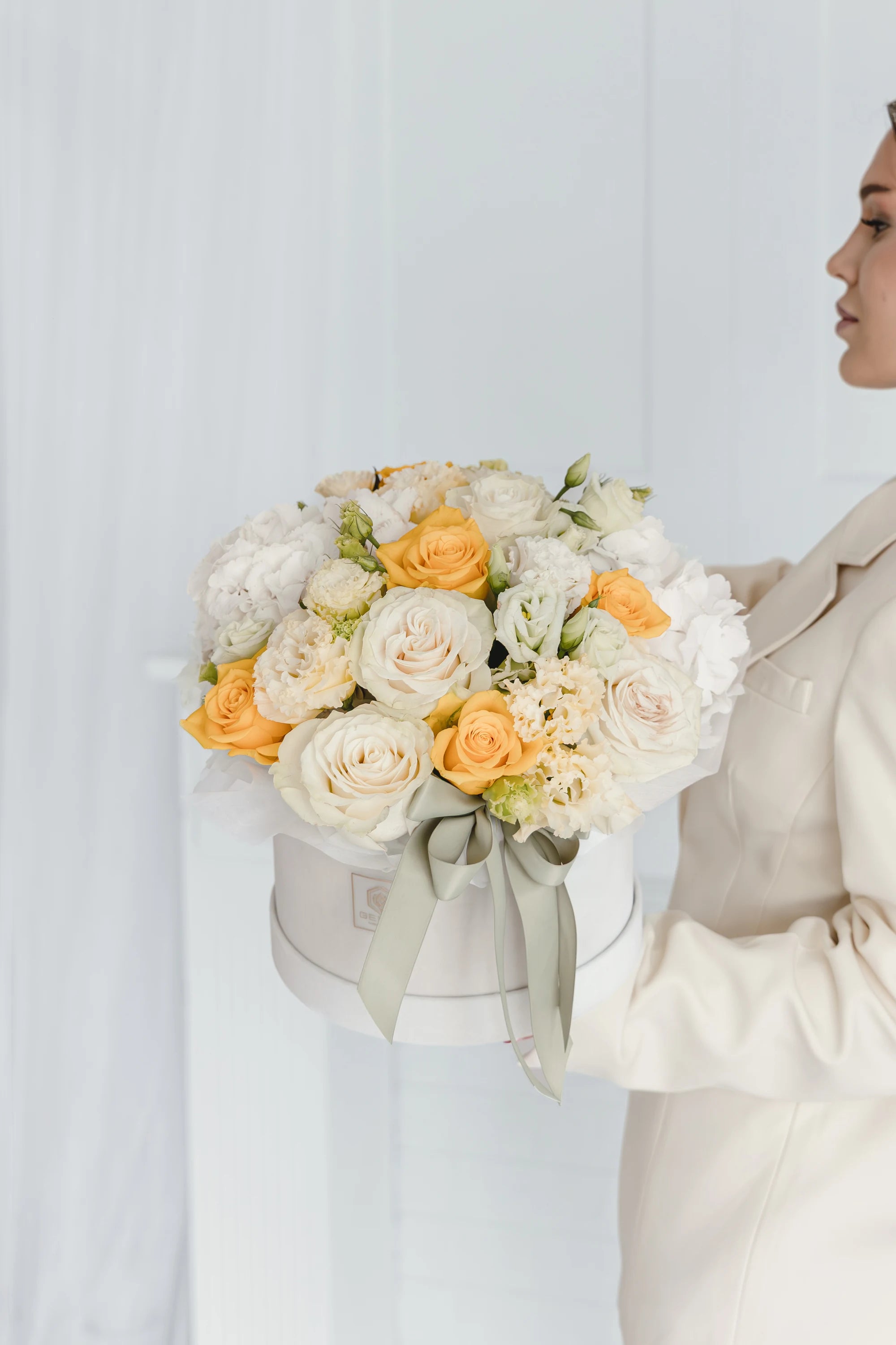 Кутия с бели рози Sélia Box от GEBOV Flowers, снимка 1
