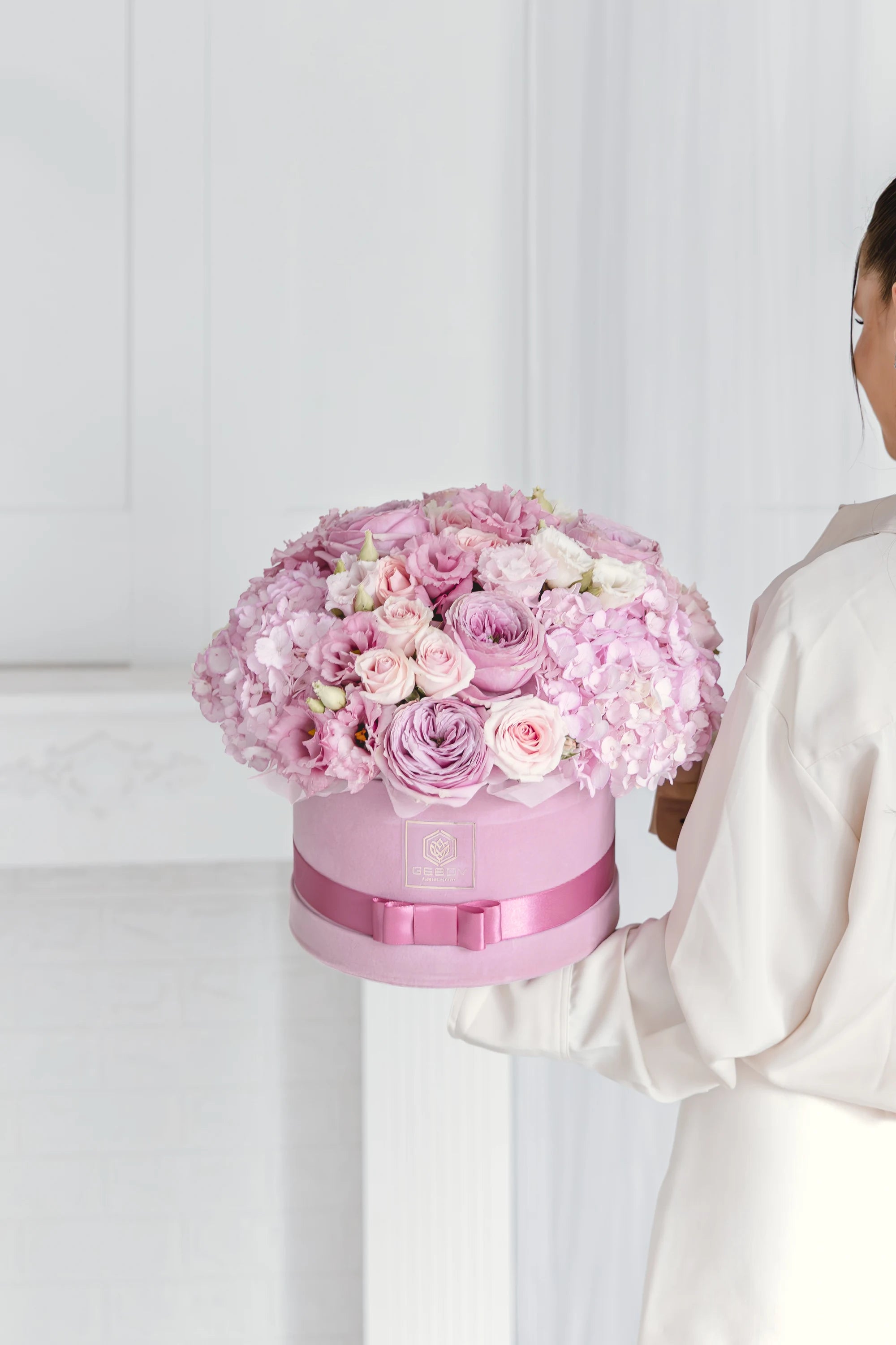 Кутия с розови рози Rosélis Box от GEBOV Flowers, снимка 7