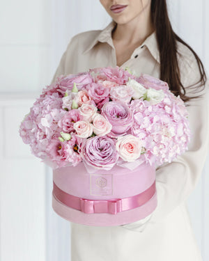 Кутия с розови рози Rosélis Box от GEBOV Flowers, снимка 8
