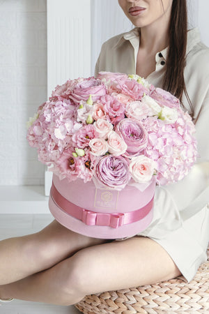 Кутия с розови рози Rosélis Box от GEBOV Flowers, снимка 9