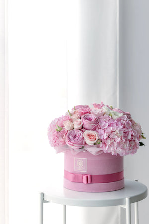 Кутия с розови рози Rosélis Box от GEBOV Flowers, снимка 10