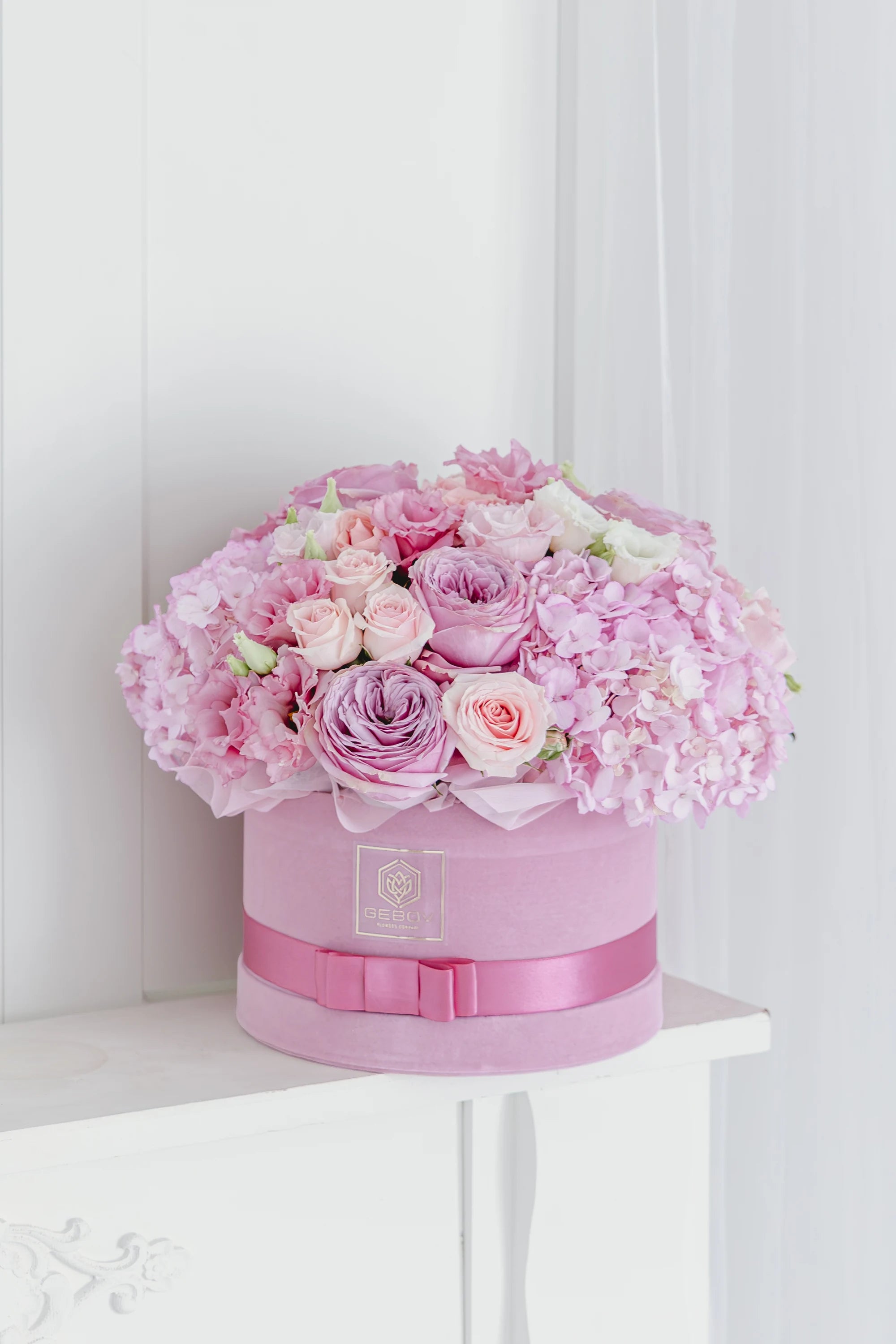 Кутия с розови рози Rosélis Box от GEBOV Flowers, снимка 11