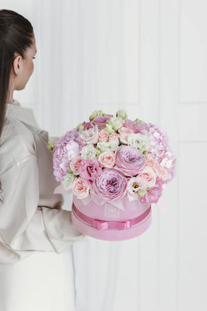 Кутия с розови рози Rosélis Box от GEBOV Flowers, снимка 5