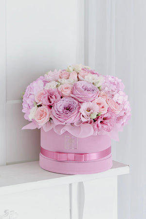 Кутия с розови рози Rosélis Box от GEBOV Flowers, снимка 6