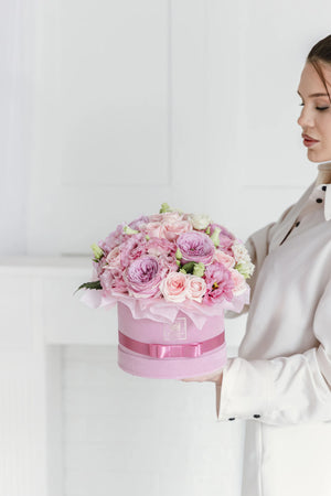 Кутия с розови рози Rosélis Box от GEBOV Flowers, снимка 1