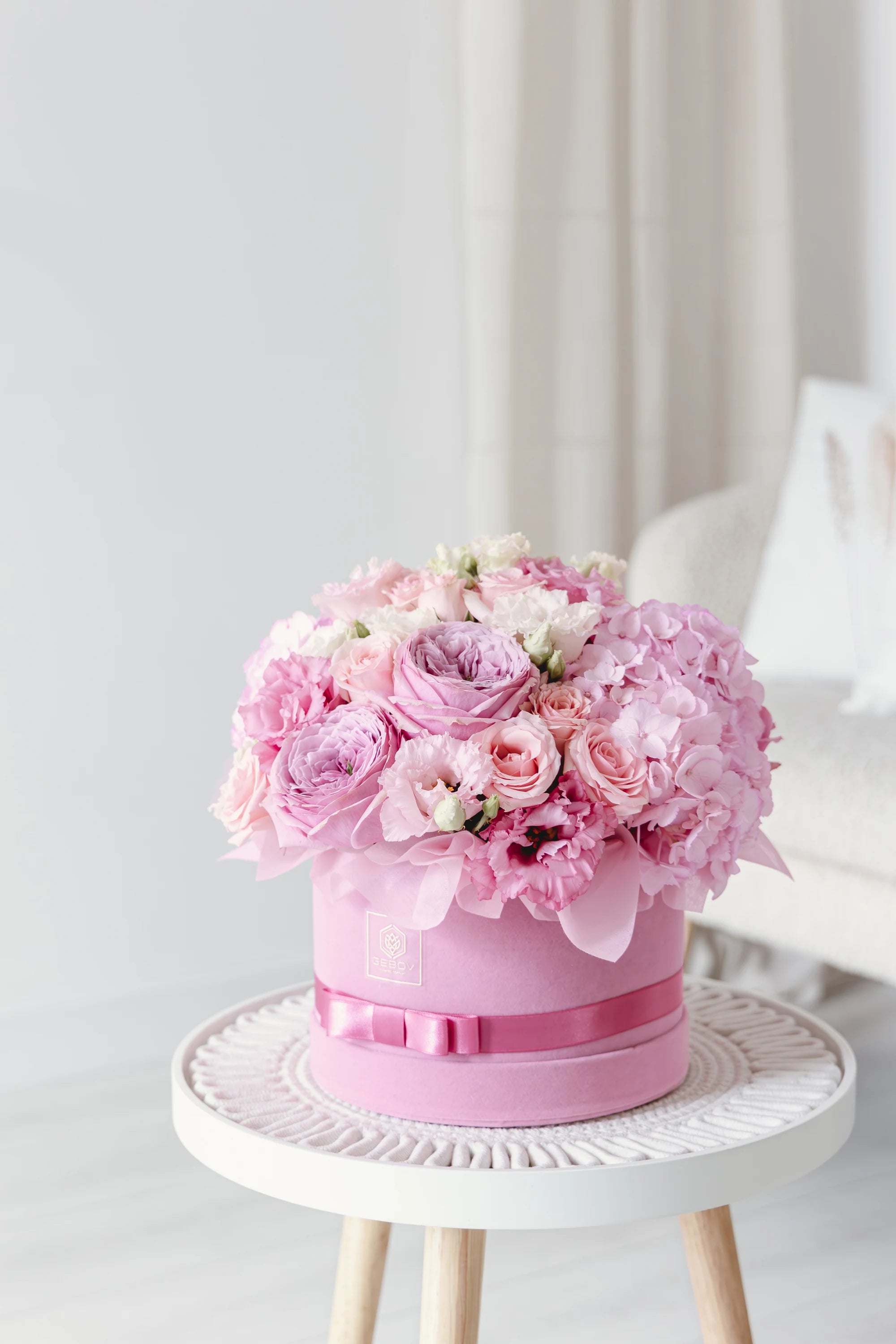Кутия с розови рози Rosélis Box от GEBOV Flowers, снимка 3