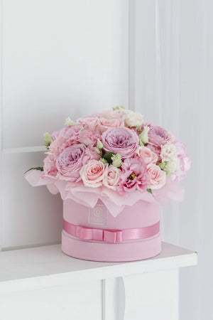 Кутия с розови рози Rosélis Box от GEBOV Flowers, снимка 4