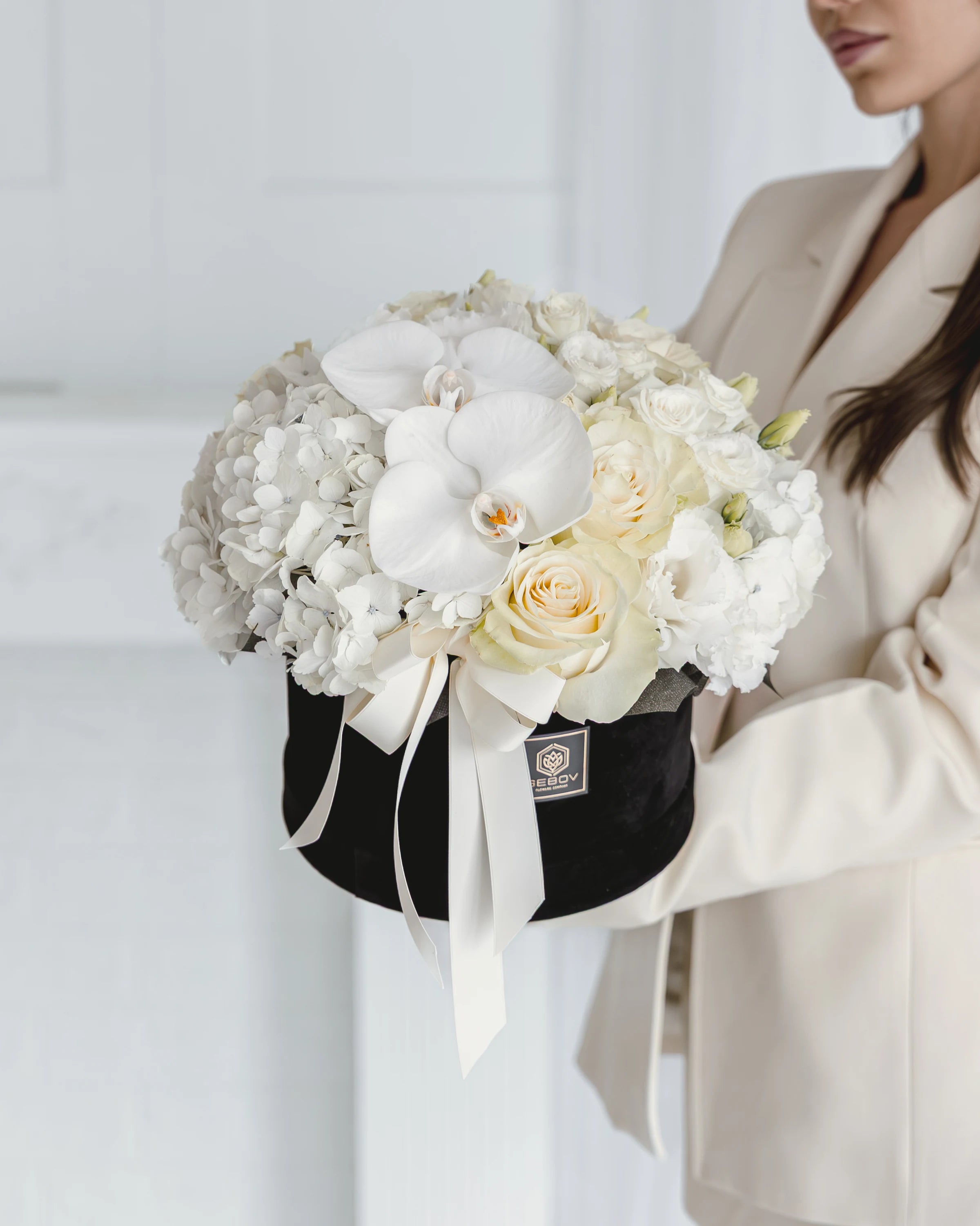 Кутия с бели рози Épure Box от GEBOV Flowers, снимка 1