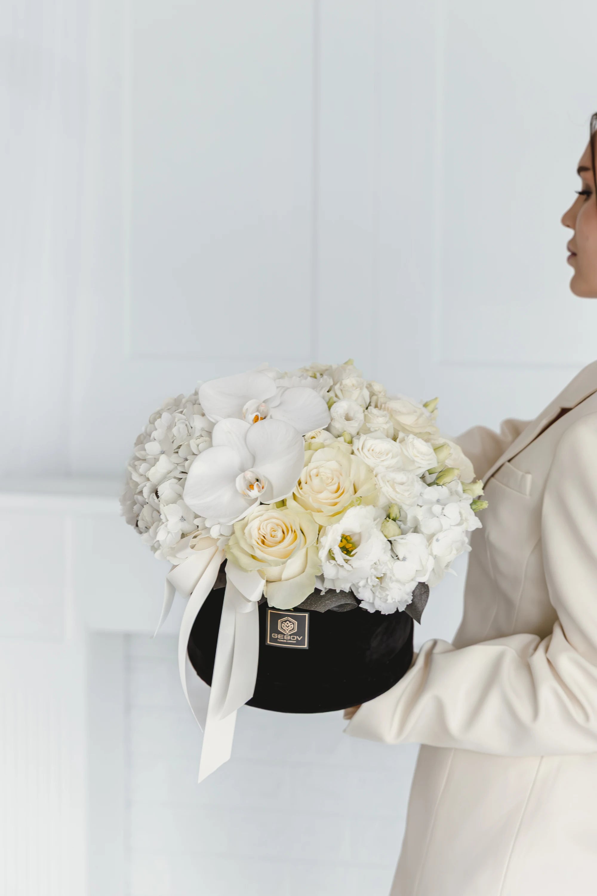 Кутия с бели рози Épure Box от GEBOV Flowers, снимка 2