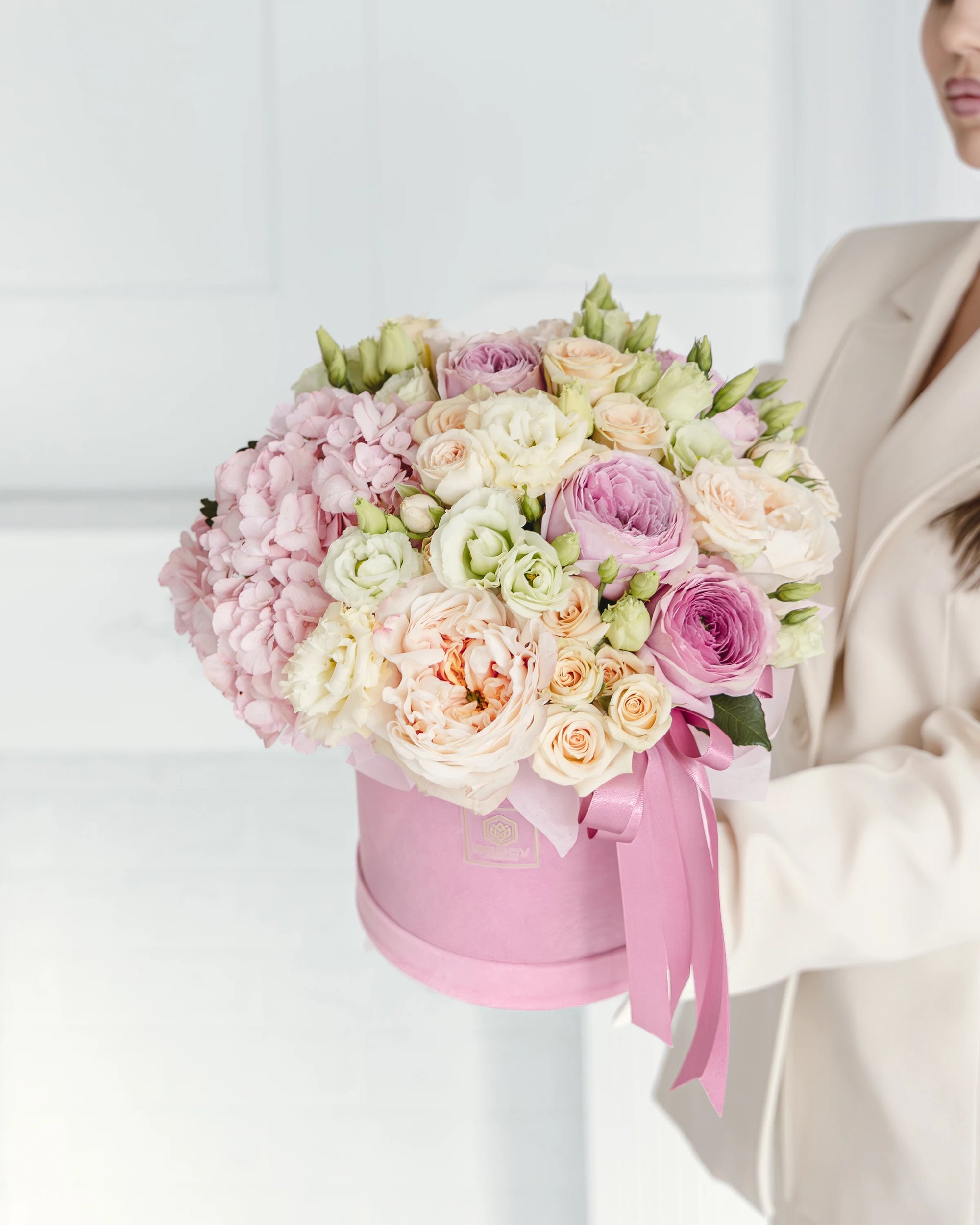 Кутия с розови рози Lumina Rose Box от GEBOV Flowers, снимка 1