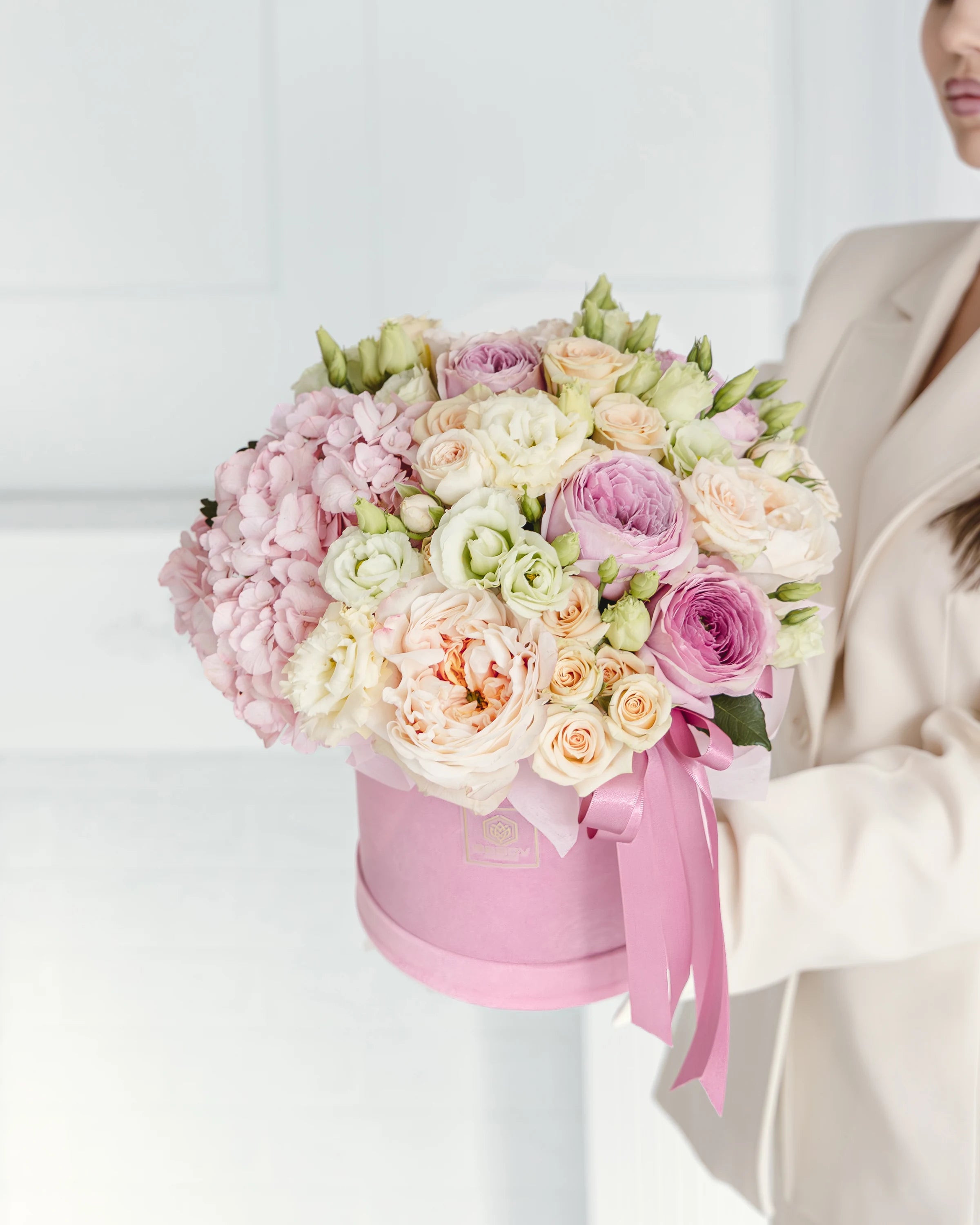 Кутия с розови рози Lumina Rose Box от GEBOV Flowers, снимка 1
