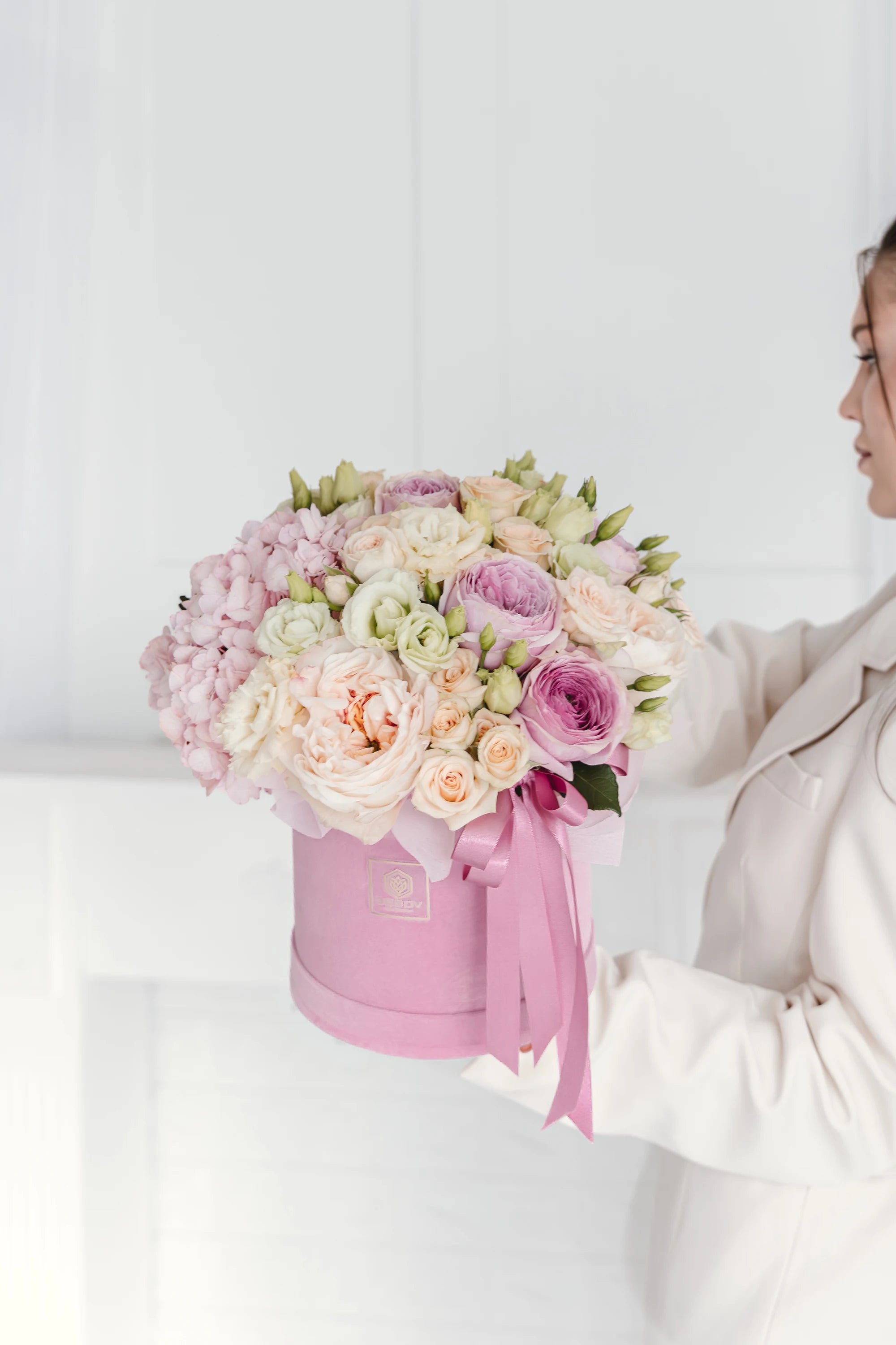Кутия с розови рози Lumina Rose Box от GEBOV Flowers, снимка 2