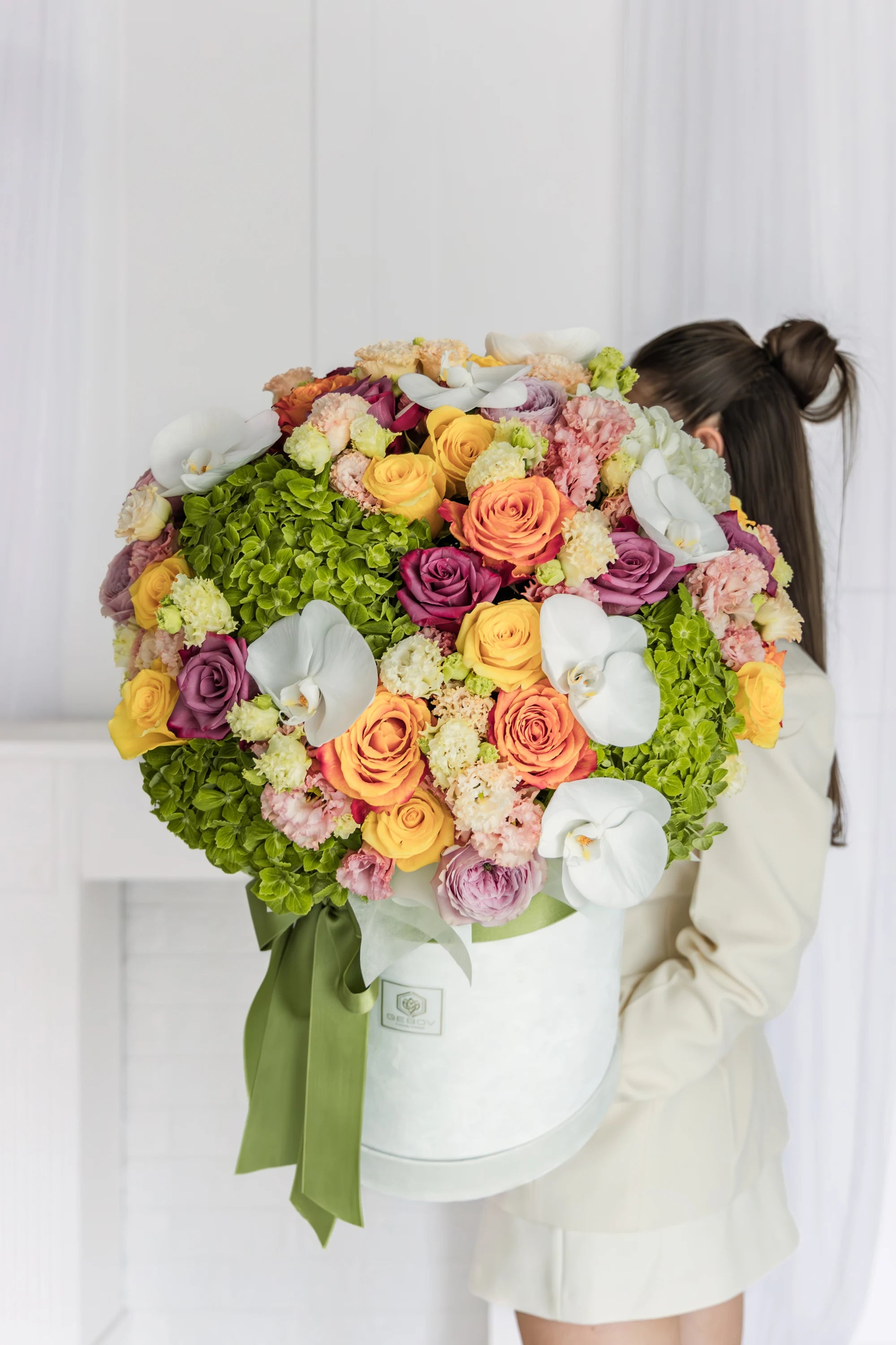 Кутия с розови рози Chroma Deluxe от GEBOV Flowers, снимка 2