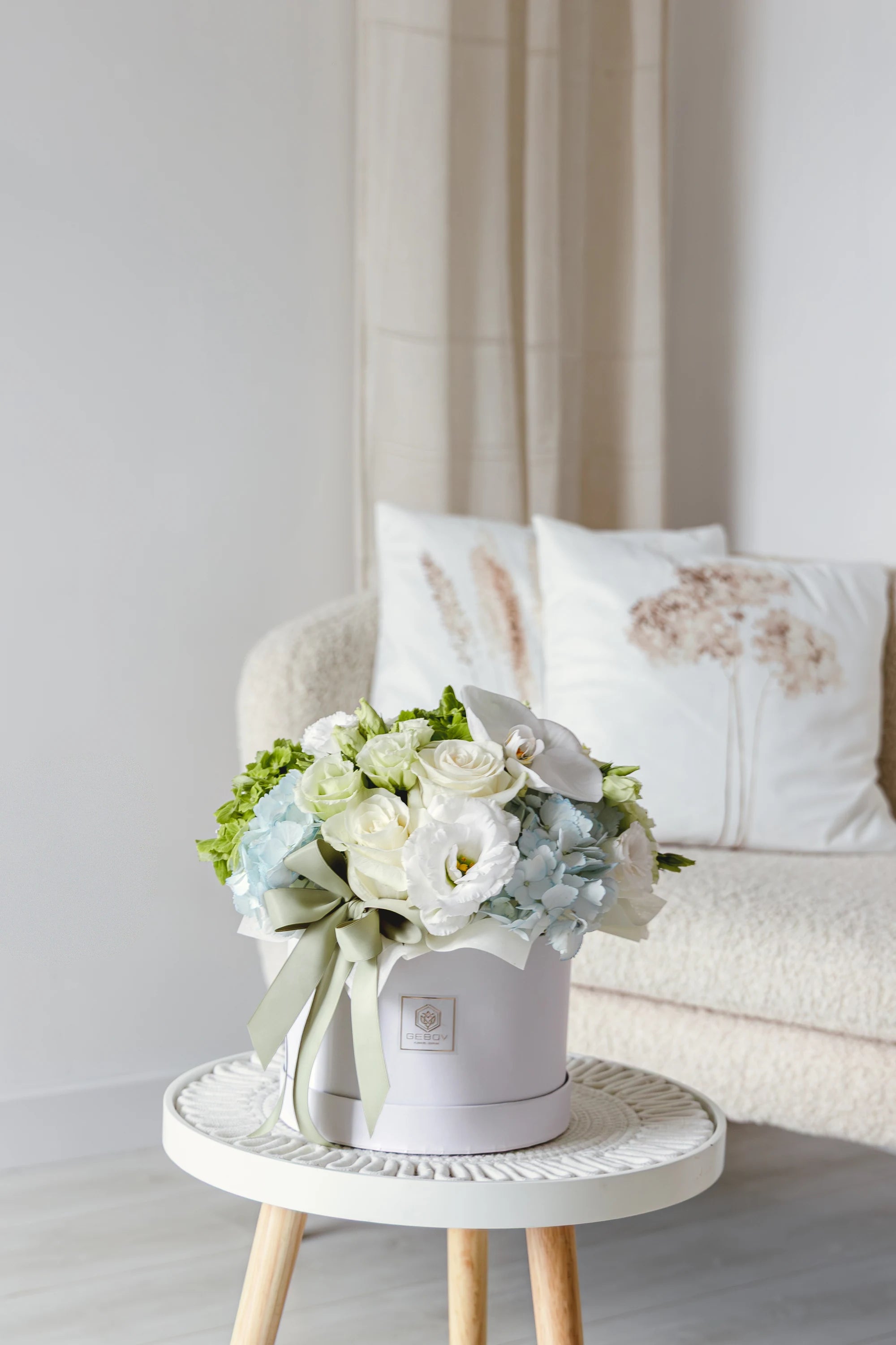 Кутия с бели рози Liora Blanc Box от GEBOV Flowers, снимка 1