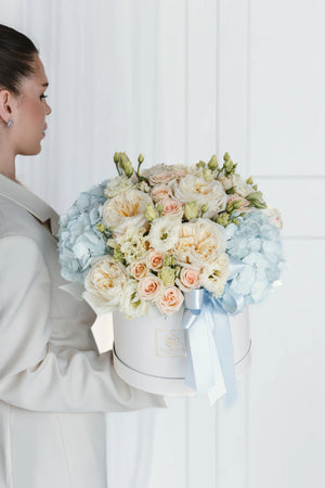 Кутия с рози Aura Box от GEBOV Flowers, снимка 1