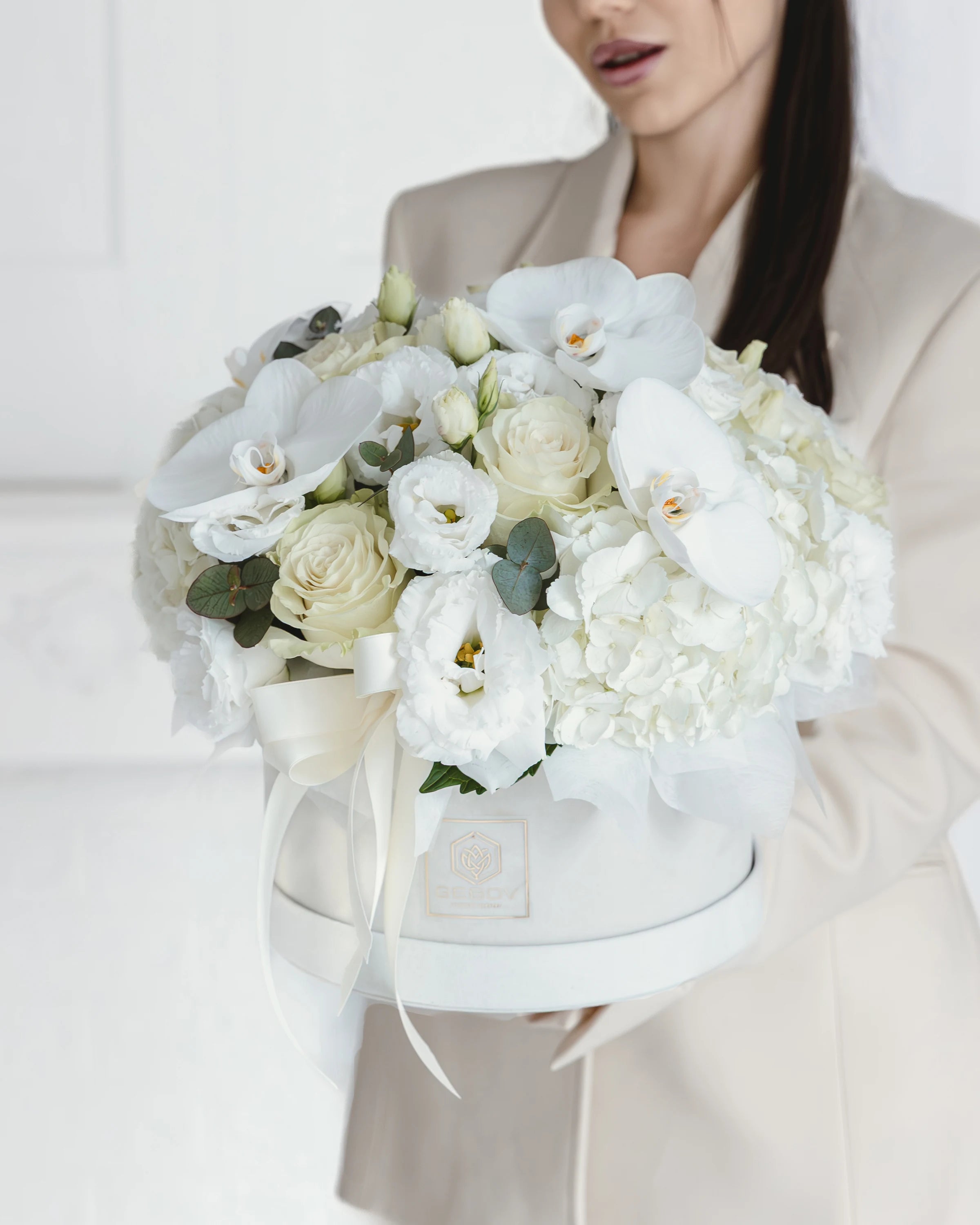 Кутия с бели рози Saphira White Box от GEBOV Flowers, снимка 2