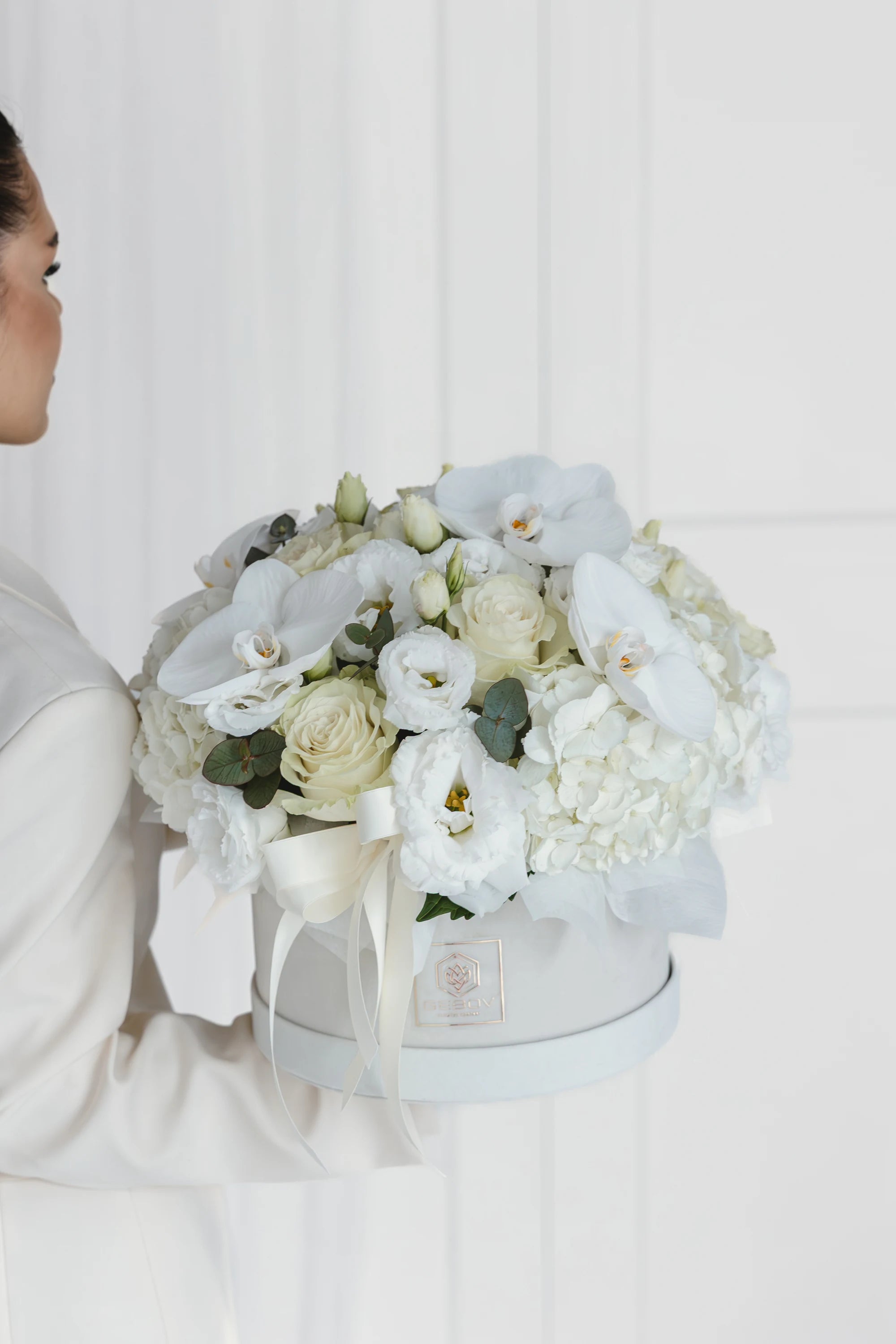 Кутия с бели рози Saphira White Box от GEBOV Flowers, снимка 3