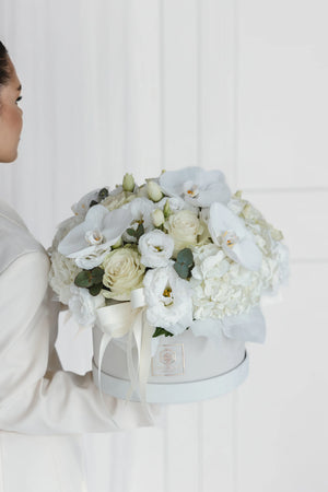 Кутия с бели рози Saphira White Box от GEBOV Flowers, снимка 3