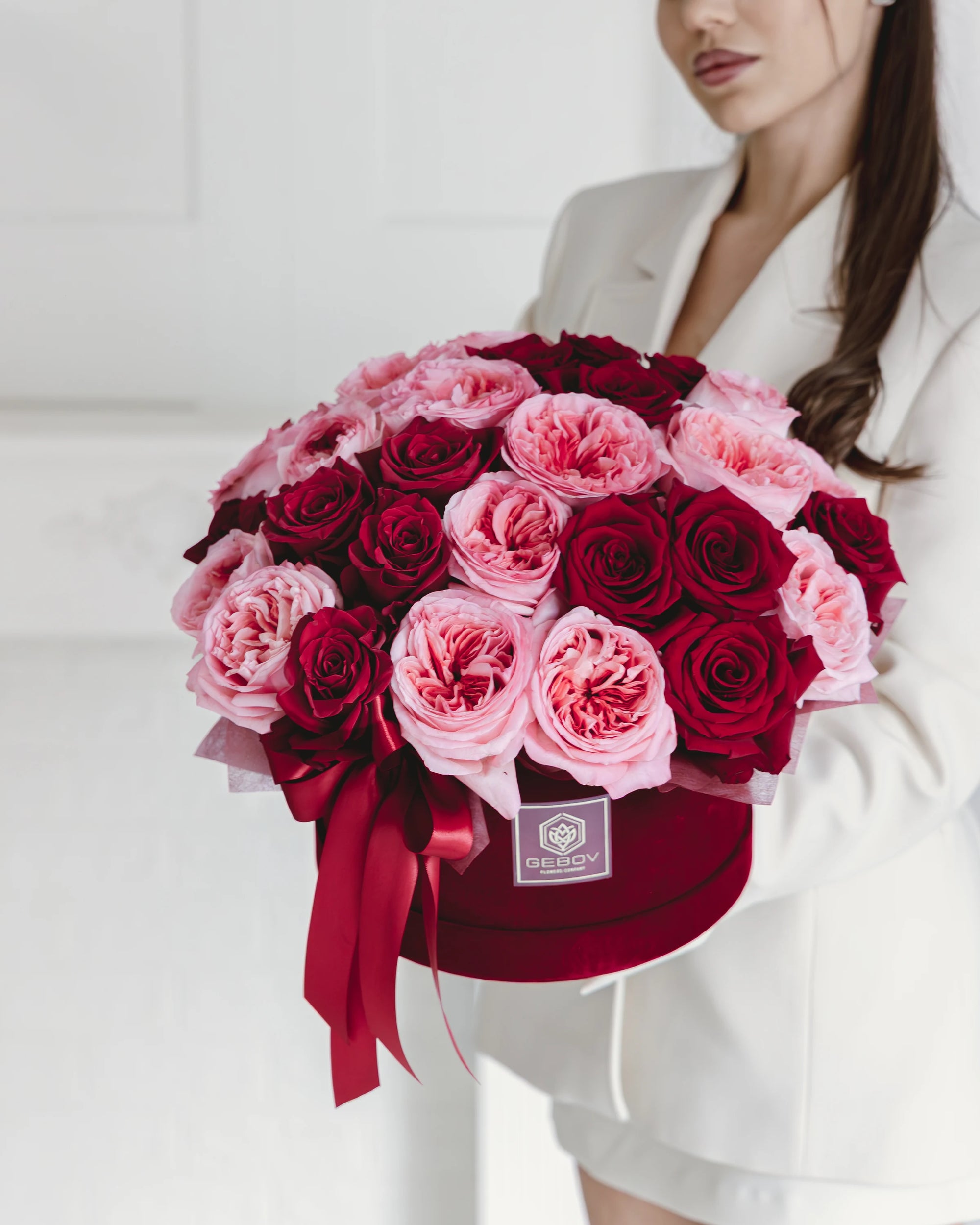 Кутия с рози Carmine Rouge Box от GEBOV Flowers, снимка 1
