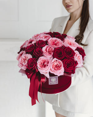 Кутия с рози Carmine Rouge Box от GEBOV Flowers, снимка 1