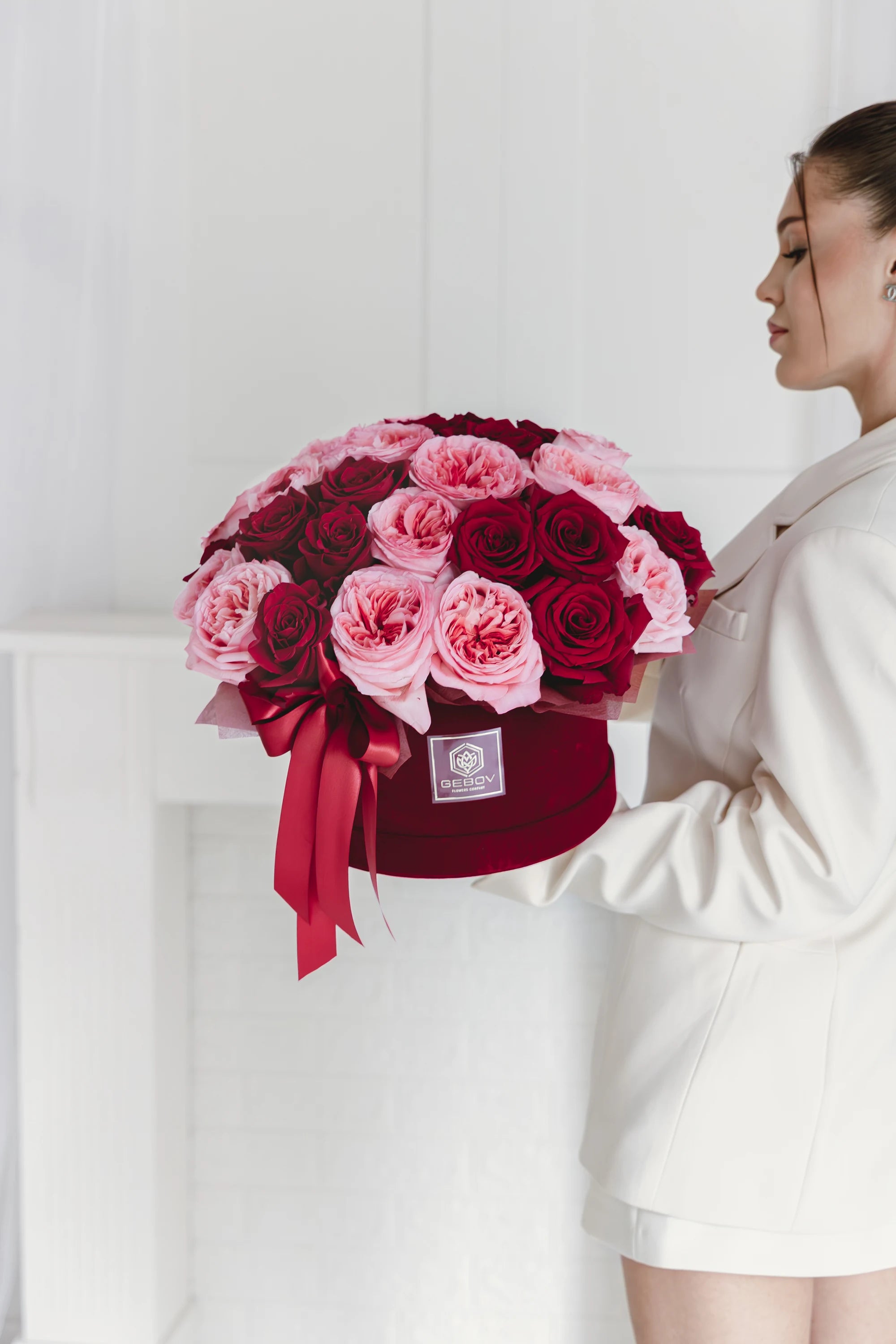 Кутия с рози Carmine Rouge Box от GEBOV Flowers, снимка 3