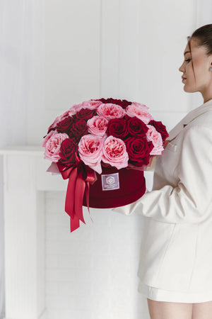 Кутия с рози Carmine Rouge Box от GEBOV Flowers, снимка 3